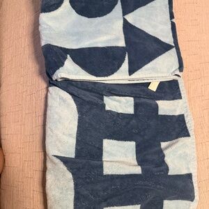 Aritzia Babaton Classic Swim Towel in Welkin Blue/Torrent Blue